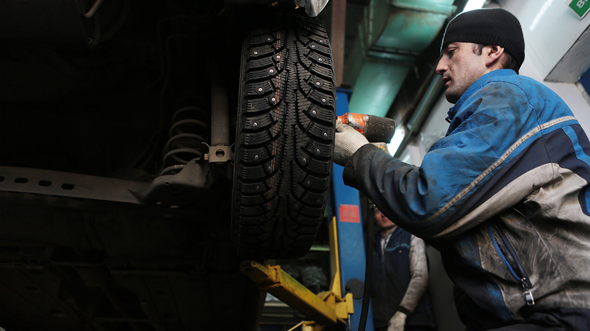 Роман Вильфанд рекомендует москвичам повременить с заменой шин на летние ШИНОМОНТАЖ