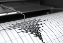 Россиянин сохраняет спокойствие во время землетрясения в Таиланде Seismograph,With,Paper,In,Action,And,Earthquake,-,3d,Rendering