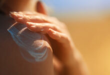 Советы дерматолога Антонины Арсеньевой из СамГМУ о защите кожи солнцезащитным кремом sovety dermatologa antoniny arsenevoj iz samgmu o zashhite kozhi solnczezashhitnym kremom-dmvv-ru-174323143000-0