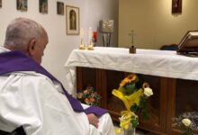 Ватикан делится новыми снимками Папы Франциска после госпитализации в Риме vatikan delitsya novymi snimkami papy francziska posle gospitalizaczii v rime-dmvv-ru-174215170600-0