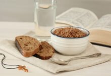 Владислав Береговой о духовных принципах Великого поста и важности осознанного выбора Cross,,Buckwheat,Porridge,,Bread,,Glass,Of,Water,And,Bible,On