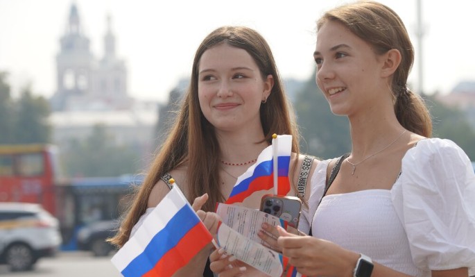 Волонтеры со всей России устроили яркий флешмоб на Поклонной горе с участием звезд эстрады volontery so vsej rossii ustroili yarkij fleshmob na poklonnoj gore s uchastiem zvezd estrady-dmvv-ru-174208658900-0