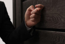 Александр Дудчак о законопроекте Нилова - баланс интересов в Госдуме Collector,Knocking,On,Door,Indoors,,Closeup,View