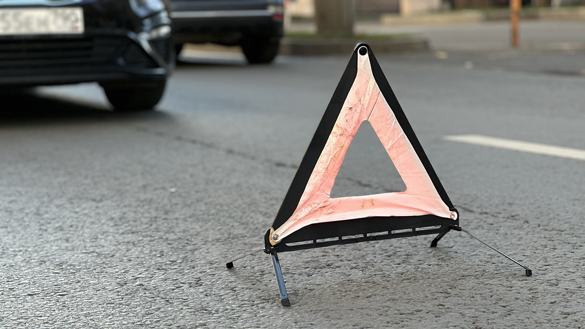 Автомобиль ГАЗ перевернулся в результате ДТП на Киевском шоссе, есть пострадавший