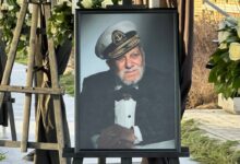 Исправление ошибки на мемориале Бедроса Киркорова поддержали Филипп и друзья ispravlenie oshibki na memoriale bedrosa kirkorova podderzhali filipp i druzya-dmvv-ru-174368695400-0