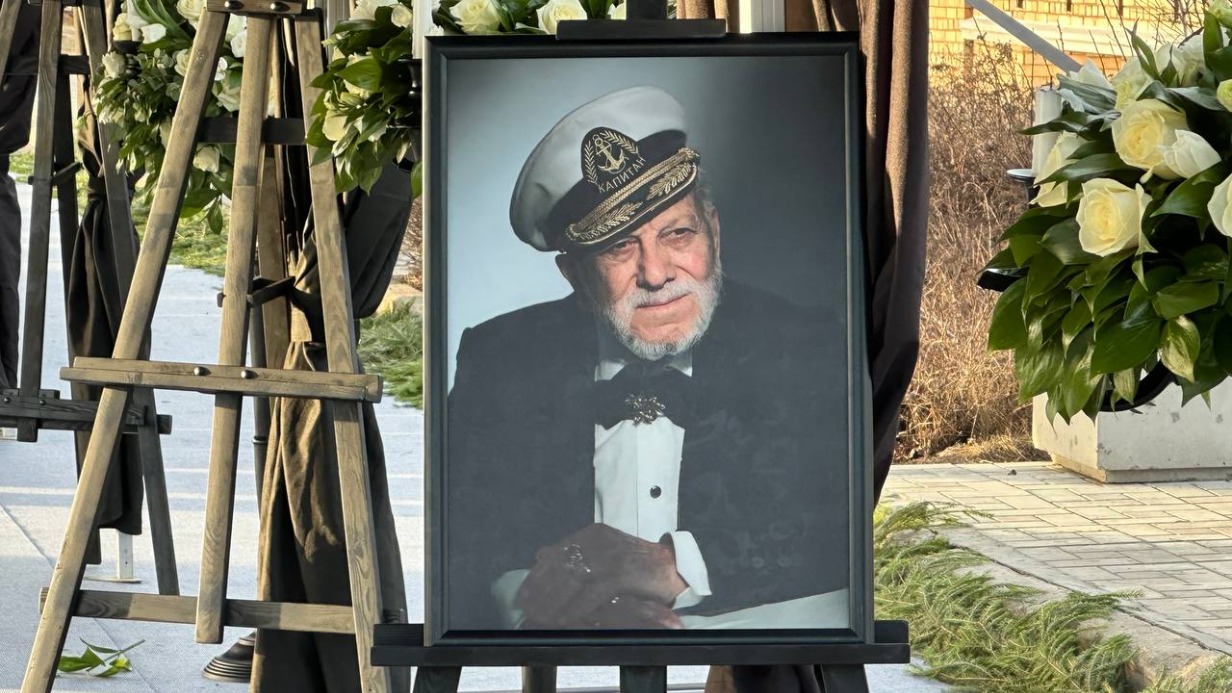 Ошибку исправили на надгробной табличке Бедроса Киркорова