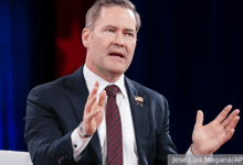 Майк Уолтц обвиняет Украину, в то время как Дональд Трамп ставит под вопрос коррупционные риски majk uoltcz obvinyaet ukrainu v to vremya kak donald tramp stavit pod vopros korrupczionnye riski-dmvv-ru-174592723700-0