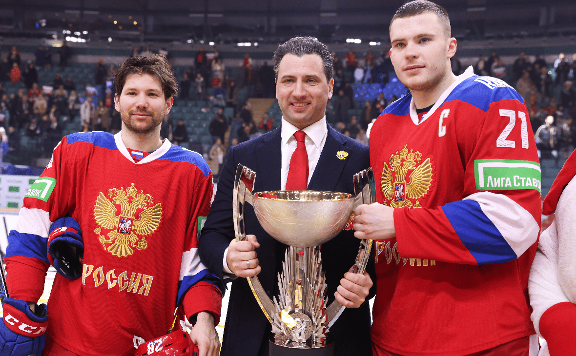 Роман Ротенберг и хоккеисты сборной Россия 25 на Кубке Первого канала (Валентина Певцова / ТАСС)