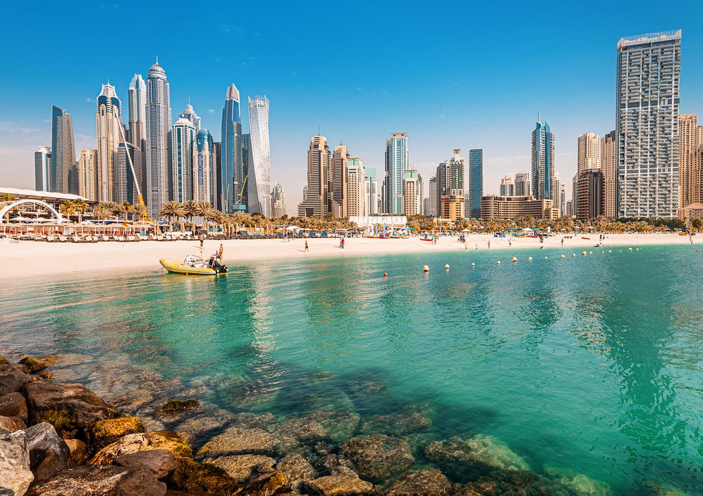 Несколько пляжей в ОАЭ окрасились в черный цвет