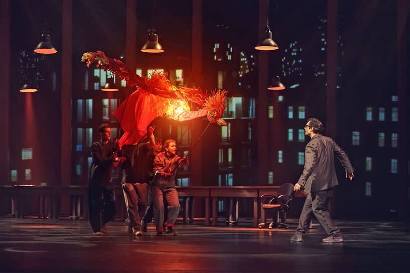 Летающая тростевая Жар-птица в строительном офисе — один из главных аттракционов одноименного спектакля Алексея Франдетти