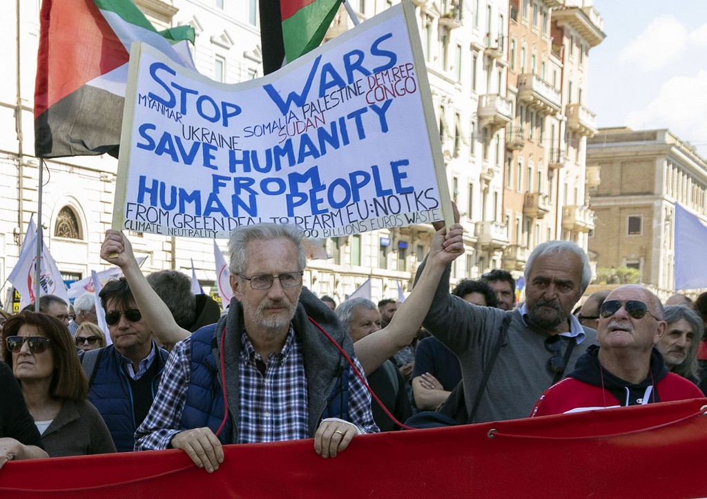 В Риме состоялся многотысячный митинг против перевооружения Европы