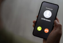 Роскомнадзор и Москва предотвратили похищение ребенка в ходе мошеннической схемы Scam,Call,Concept,,Person,Holding,Ringing,Phone,With,Unknown,Caller,