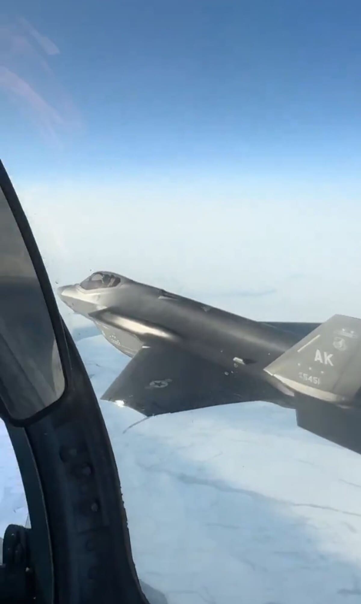 Российский Су-35 и американский F-35A продемонстрировали синхронность в воздушном пространстве-0