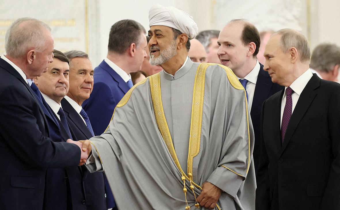 Встреча Владимира Путина и Хейсама бен Тарека Аль Саида в Кремле, Москва, 22 апреля 2025 года (Сергей Савостьянов / Sputnik / Reuters)