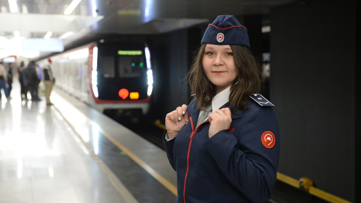 Машинист Галина Овсянникова на станции метро «Стахановская»