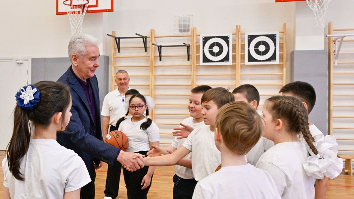 Мэр Москвы Сергей Собянин пообщался с учениками кадетской школы № 1784. Ребята теперь учатся в новом корпусе, который построили в переулке Расковой