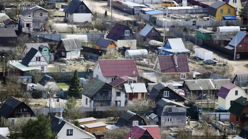 Российским дачникам посоветовали начать сезон с осмотра кровли дома
