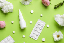 Современные методы лечения аллергического ринита и поллиноза от Ольги Громадиной Nasal,Drops,With,Pills,,Flowers,And,Tissues,On,Green,Background.