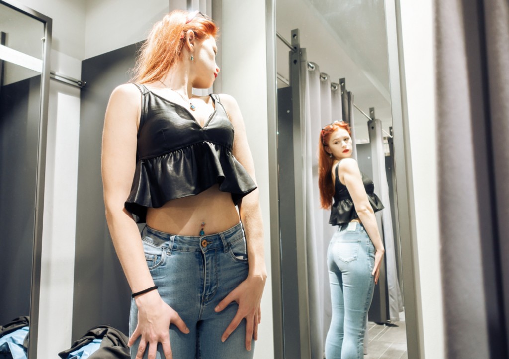 Девушкам дали советы, как выбрать идеальные джинсы по типу фигуры