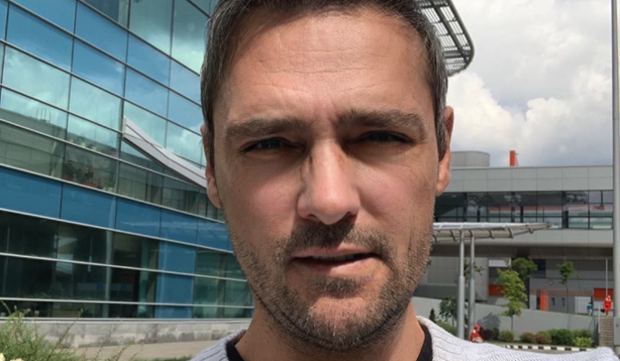 Вдова Шатунова кричит на поклонников певца из-за непотребств на его могиле