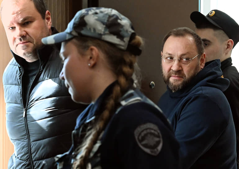 Адвокаты Игорь Ушкалов (слева) и Павел Шевцов в зале суда