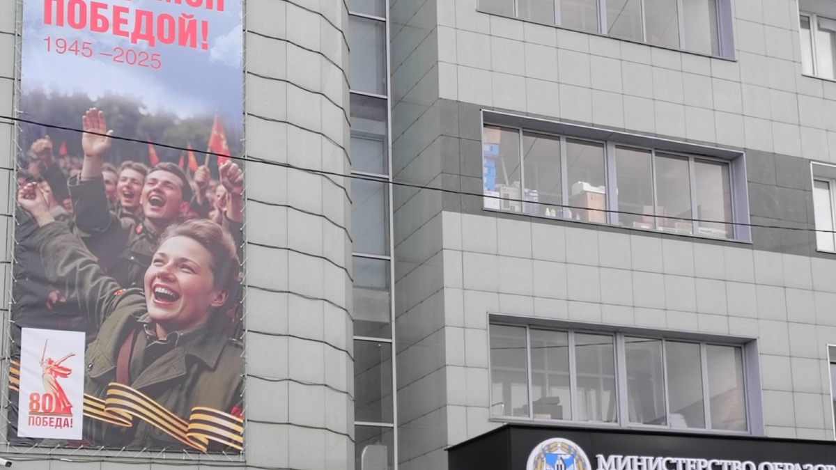 Житель Барнаула пожаловался на плакат ко Дню Победы с шестипалым солдатом