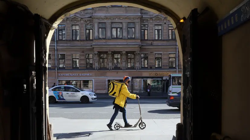 В Санкт-Петербурге иностранцам запретят работать таксистами и курьерами