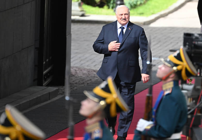 Александр Лукашенко идет из дворика 1 корпуса Кремля на Красную площадь