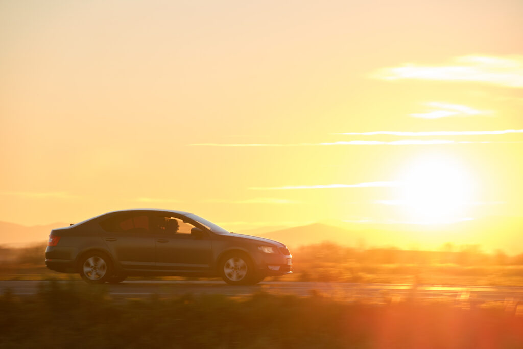 автомобиль на рассвете