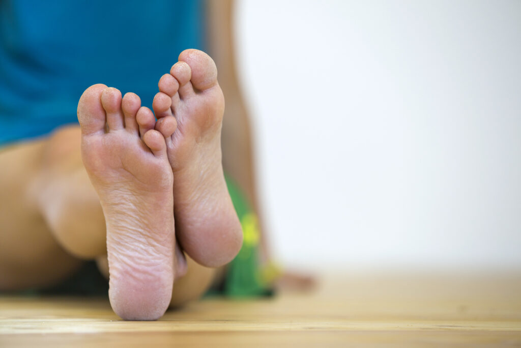 босые ступни человека
