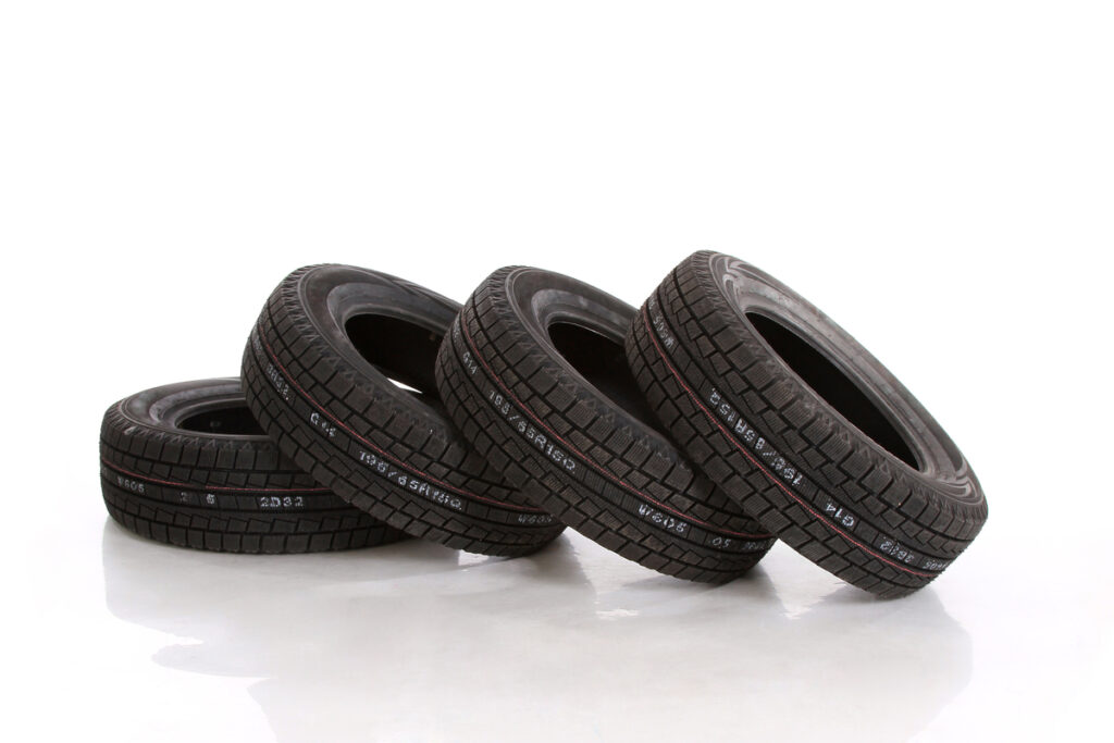 Черные резиновые автомобильные шины