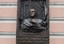 Елена Этуш и Филипп Трушин открывают мемориальную доску Владимиру Этушу elena etush i filipp trushin otkryvayut memorialnuyu dosku vladimiru etushu-dmvv-ru-174747898900-0