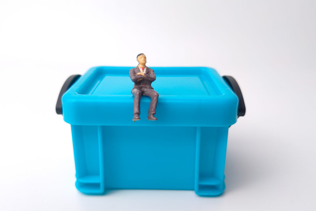 фигурка человека на пластиковом контейнере