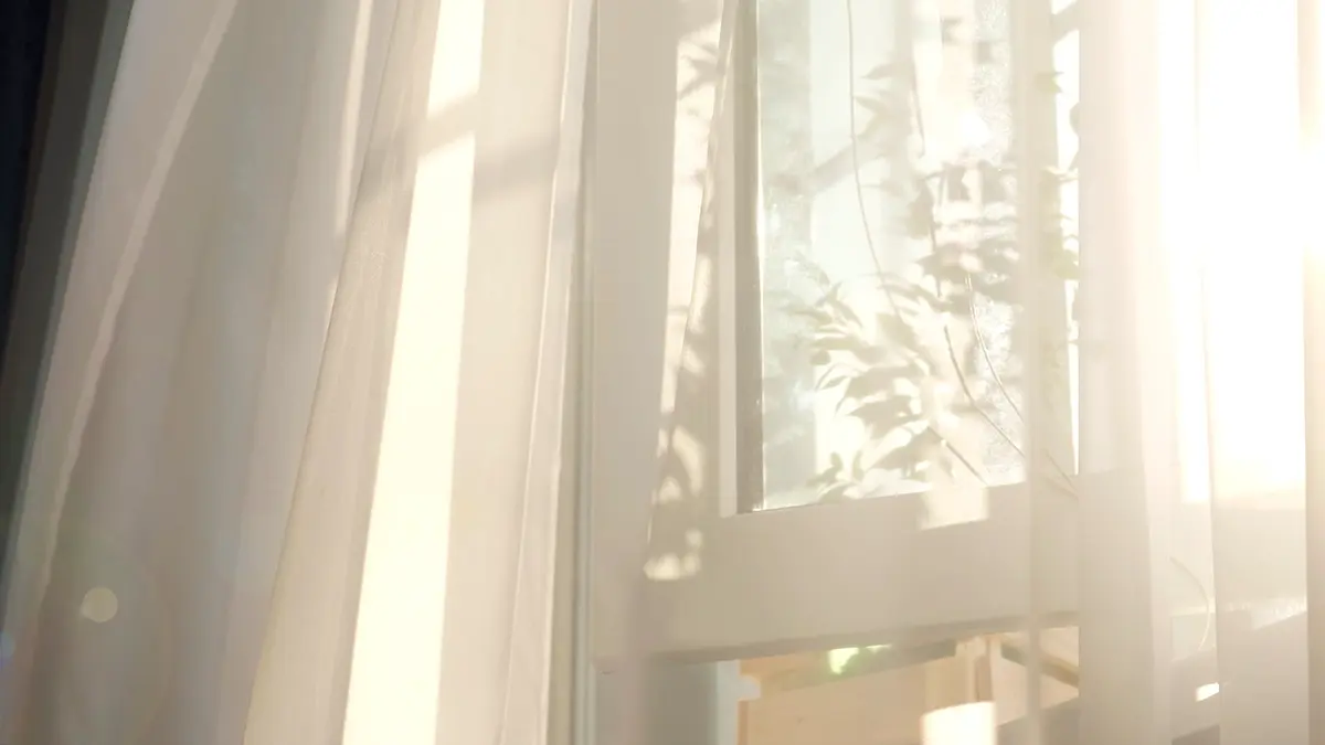 Двухлетний ребенок из Москвы выпал из окна, оперевшись на москитную сетку