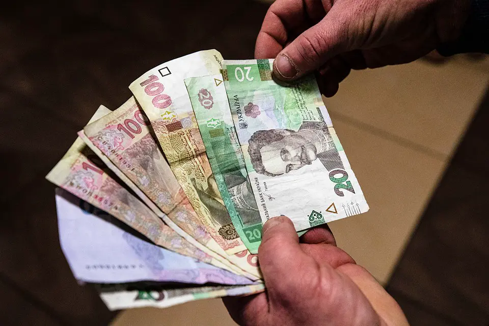 Каждый день из украинского правительства доносятся крики, что стране не хватает то 400, то 500 миллиардов гривен