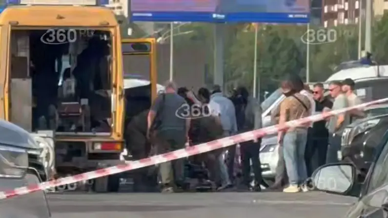 Автомобиль военного со странной коробкой под днищем проверяют с помощью робота