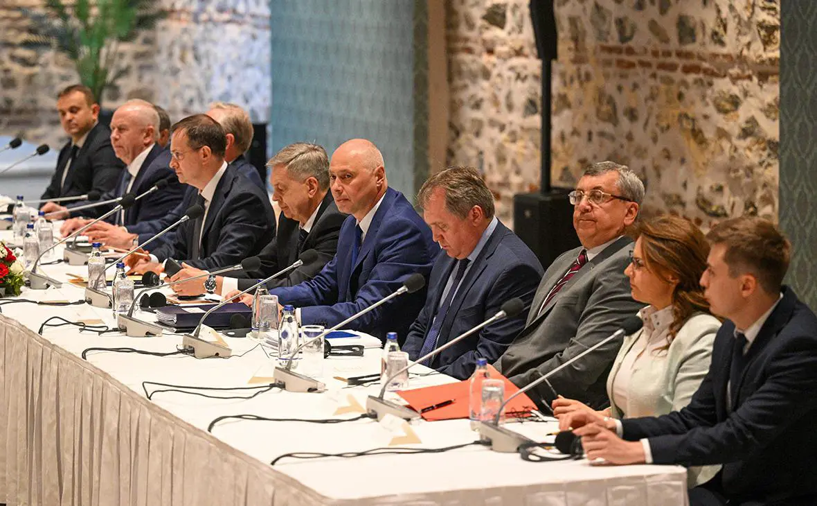 Делегация России во время переговоров с делегацией Украины в рабочем офисе президента Турции Долмабахче, 16 мая 2025 года (Рамиль Ситдиков / ТАСС)