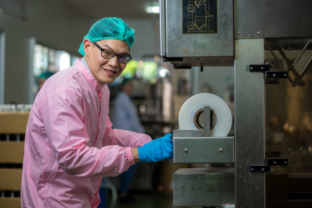 рабочий на заводе жвачек