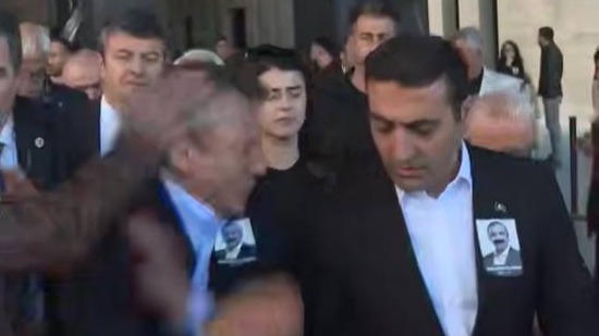 На лидера турецкой оппозиции Озгюра Озеля напали в Стамбуле