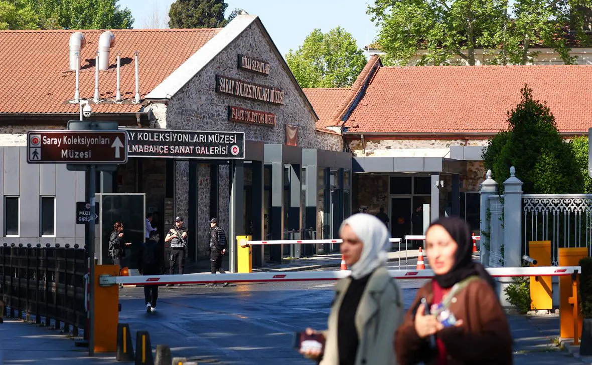 Пешеходы у рабочего офиса президента Турции Долмабахче, где журналисты ожидают начала переговоров России и Украины (Александр Рюмин / ТАСС)