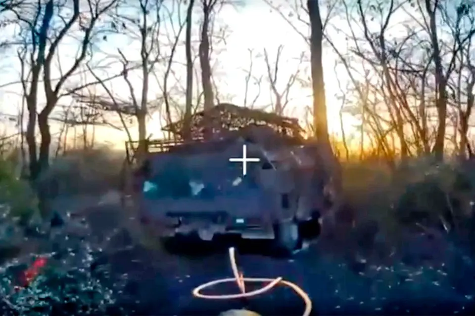 Минобороны России опубликовало кадры объективного контроля уничтожения боевой бронированной машины «Козак» ВСУ расчетом FPV-дрона