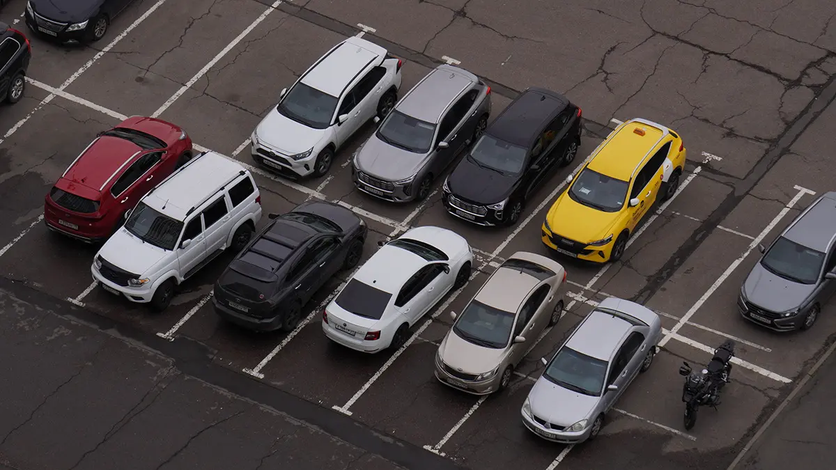 Депутат предложил сделать парковку в Москве бесплатной по субботам в период лета