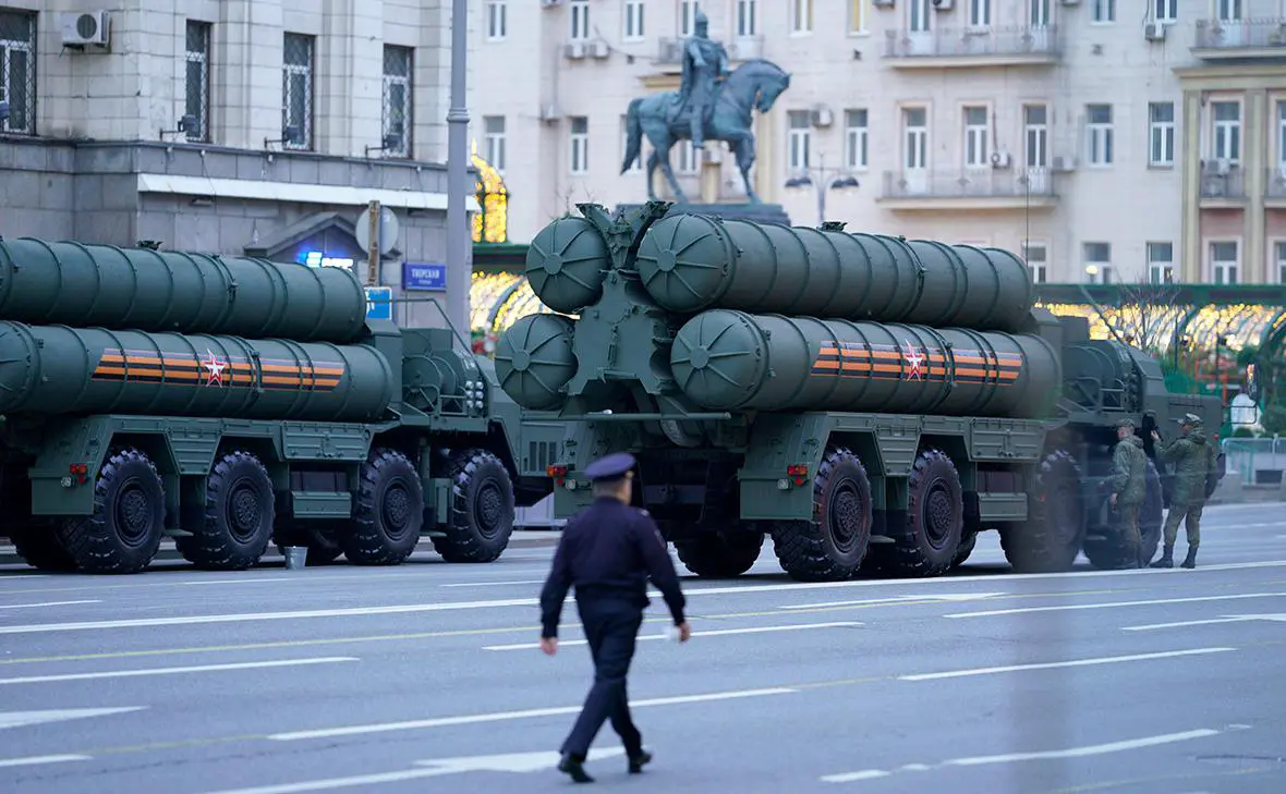 Зенитный ракетный комплекс С-400 (Михаил Гребенщиков / РБК)