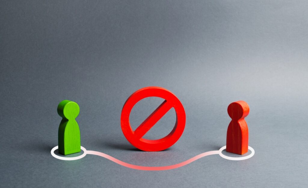 Две человеческие фигуры образуют связь вокруг красного знака «НЕТ»