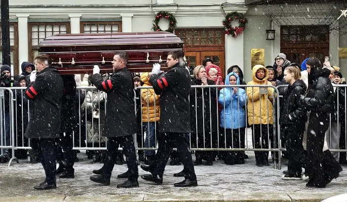 Пригодится на том свете: что положили в дорогой гроб Добровольской перед закрытием крышки