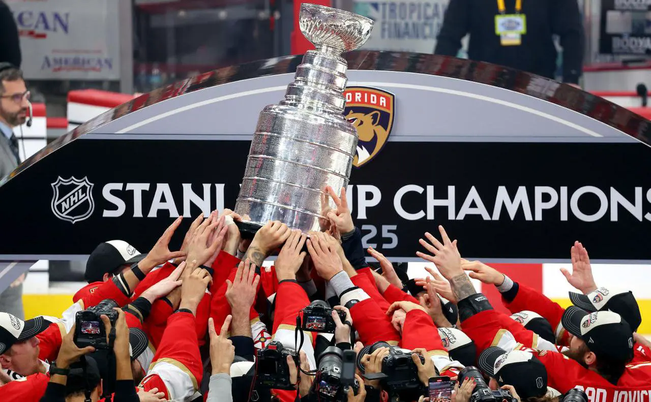 Игроки клуба НХЛ Флорида Пантерз с Кубком Стэнли (Bruce Bennett / Getty Images)