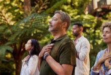 Дыхательная техника, раскрывающая ресурсы сознания Группа людей на сессии холотропного дыхания