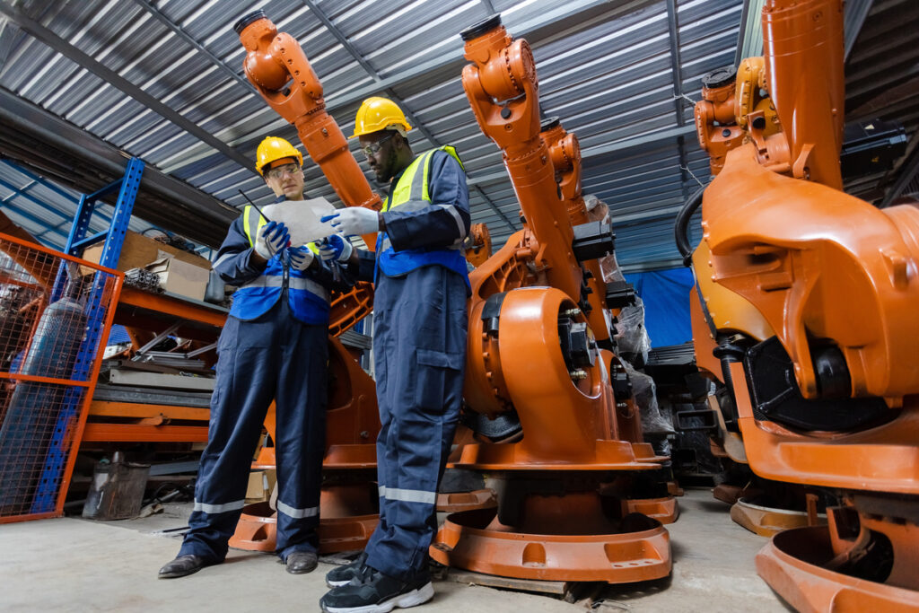 Инженеры стоият у машины
