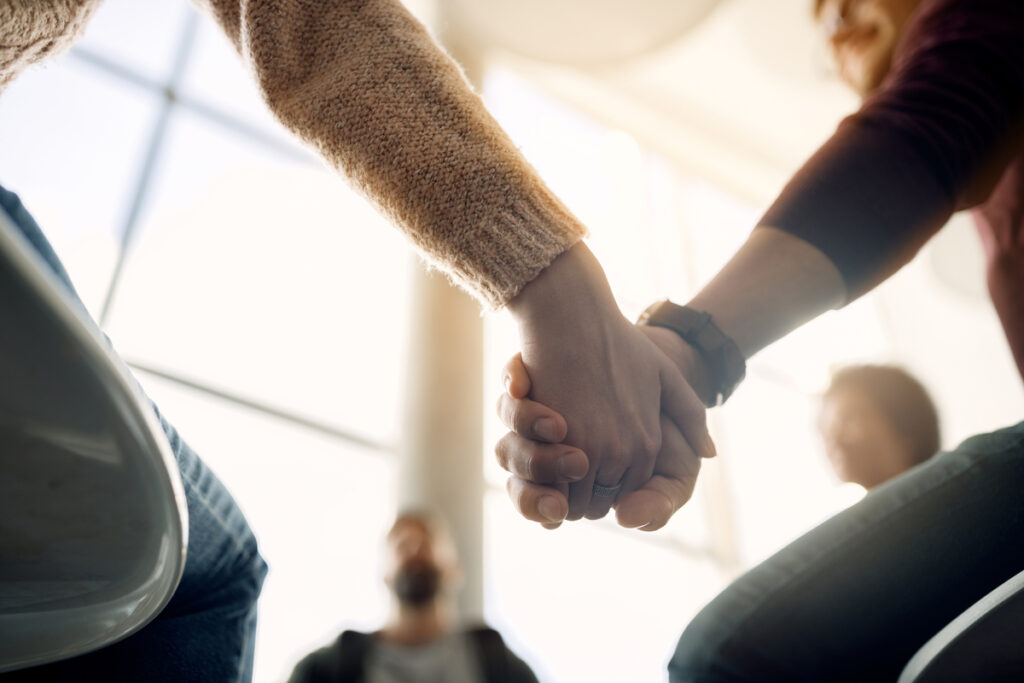 люди, держащиеся за руки