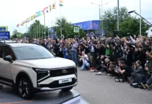 Максим Соколов презентует кроссовер Lada Azimut на ПМЭФ-2025 maksim sokolov prezentuet krossover na pmef2025-dmvv-ru-0